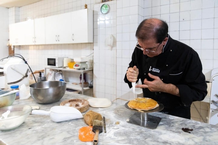 Antonio Rodríguez de la 'Pastissería Dolços Toni' remata una casca en la cocina.