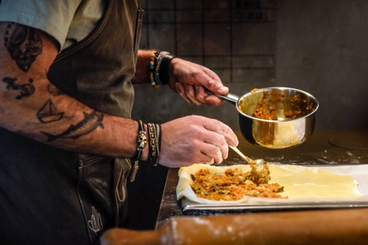 Se dispone el relleno. Puede ser de sardinas, de carne, de bacalao con pasas...