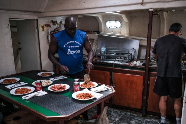 Cocina del barco pesquero, hora de comer