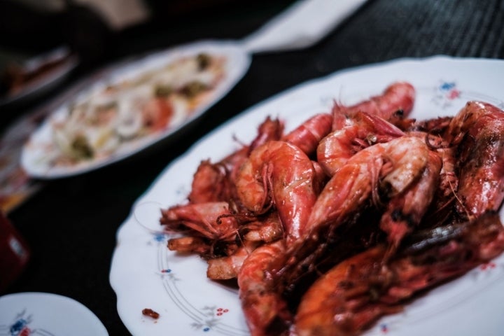 Gambas rojas a la plancha en el barco