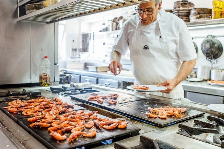 Antoni Izquierdo preparando el menú de gamba a la plancha en su restaurante 'Mas dels Arcs'.