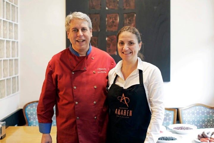 Responsables del restaurante 'Pintxo i Blanco' y 'Bodegas Amaren', durante la preparación de las 'putxeras'.