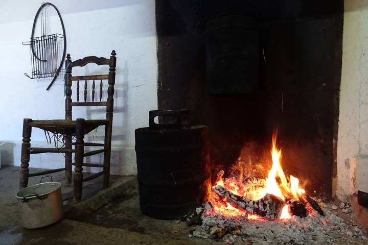 El fuego encendido con las cubas de agua preparadas para la matanza del cerdo ibérico en la comarca de los Barros (Badajoz).