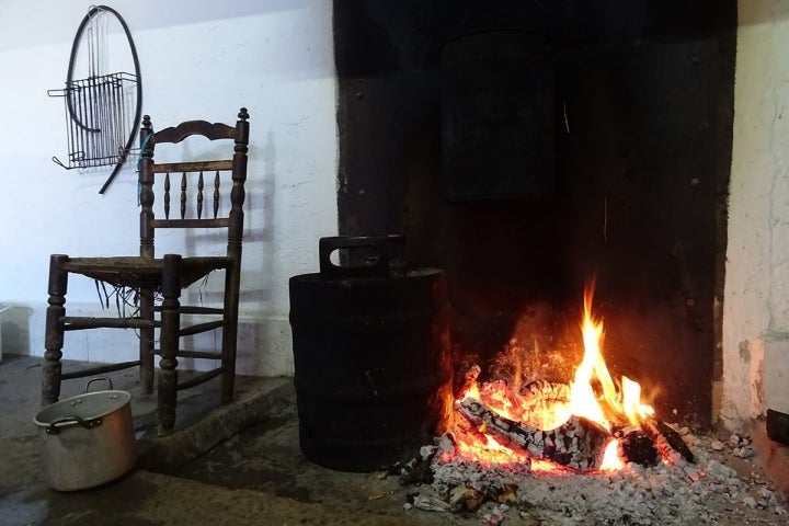 El fuego encendido con las cubas de agua preparadas para la matanza del cerdo ibérico en la comarca de los Barros (Badajoz).