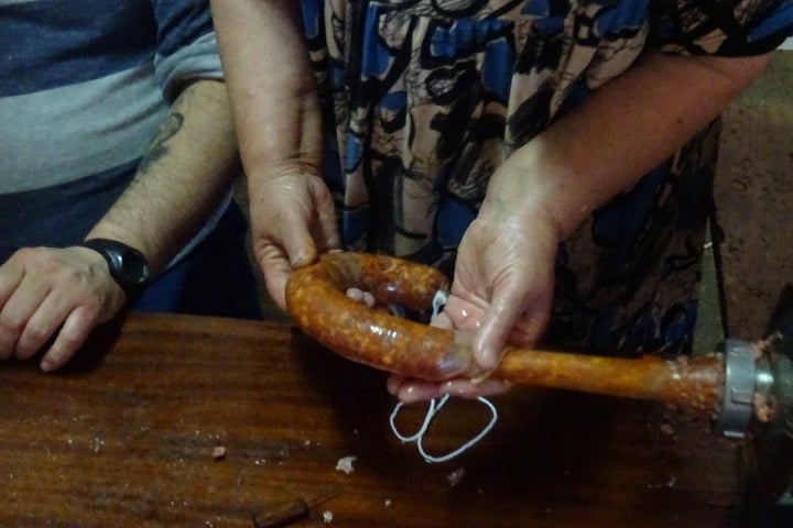 Preparando el embutido durante la matanza del cerdo ibérico en la comarca de Los Barros, Badajoz.