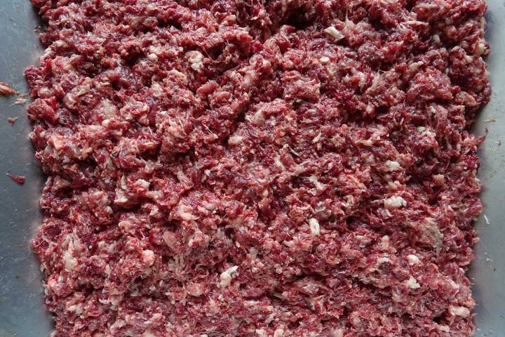 La carne picada en la matanza del cerdo ibérico en la comarca de Los Barros (Badajoz).