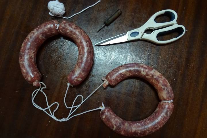 Los embutidos ya listos con la cuerda para colgar, durante la matanza del cerdo ibérico en la comarca de Los Barros, Badajoz.