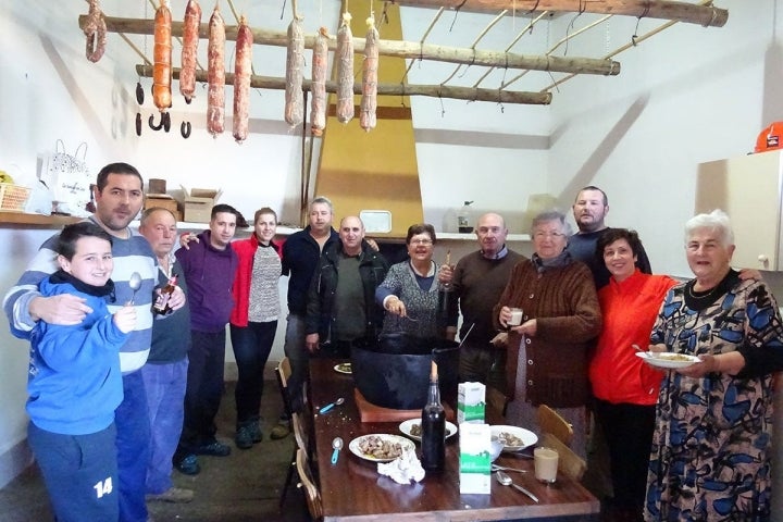 La familia reunida durante la matanza del cerdo ibérico en la comarca de los Barros (Badajoz).