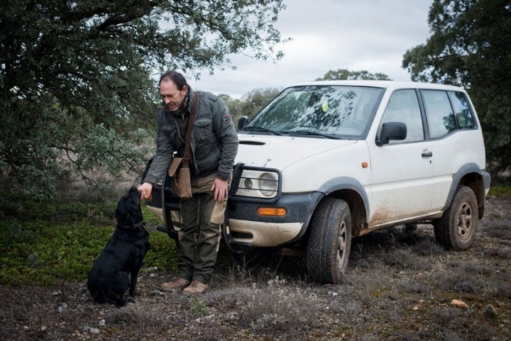 La relación entre el trufero y su perro es muy cercana.