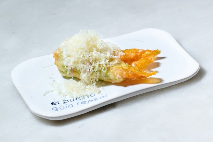 Tapa de flor de calabacín rellena de queso comté y salsa de oloroso de Le Bistroman para El Puesto Guía Repsol.