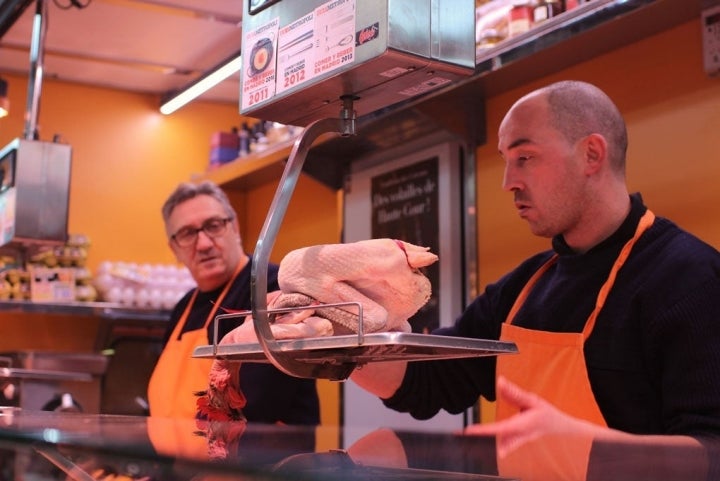 Higinio pesa en su báscula una de las aves que se comerán estas navidades.