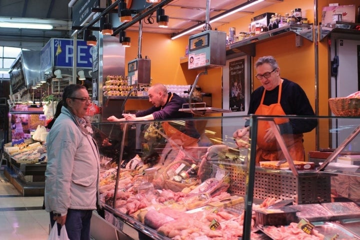 La vitrina de Higinio y Antonio es todo un espectáculo de aves.