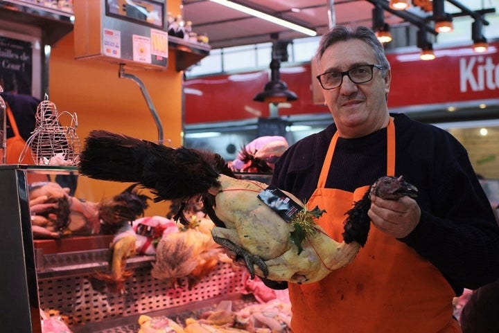 Higinio sostiene un pavo de los de verdad.