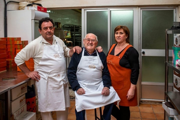 Luis De la Torre, con 84 años, junto a su hija Lola y su yerno José.