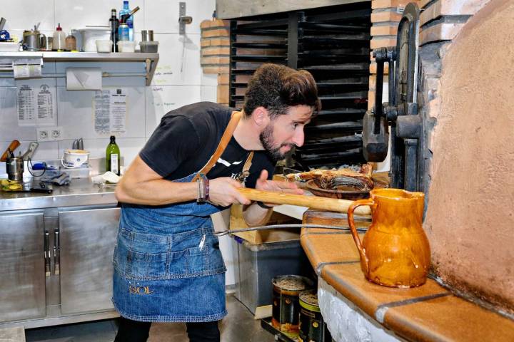 David Izquierdo asando cordero lechal en su restaurante 'El 51 del Sol'. Foto: Roberto Ranero