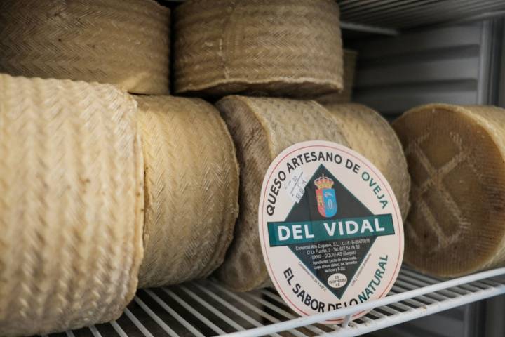 Vidal y su hijo hacen queso con el excedente de leche de sus ovejas.