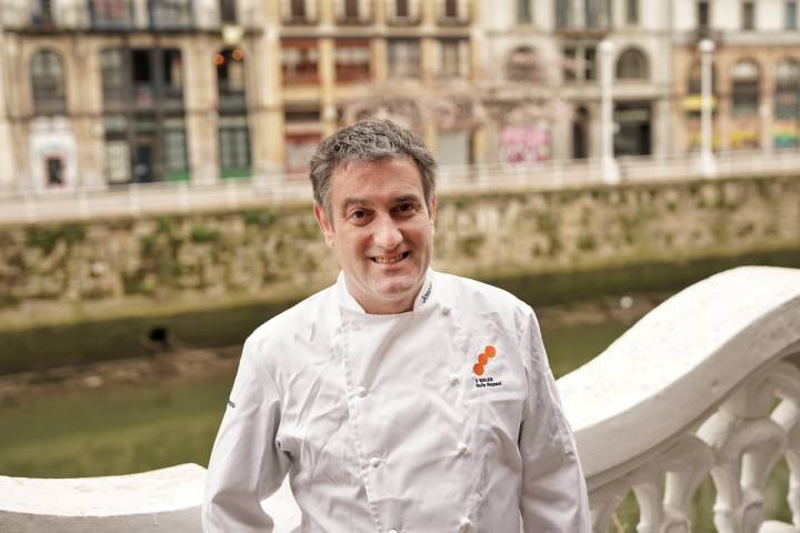 El chef trisoleado ha dado una clase magistral en el mercado de Bilbao.