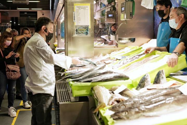 Josean Alija en el mercado de Bilbao eligiendo el pescado para su receta.