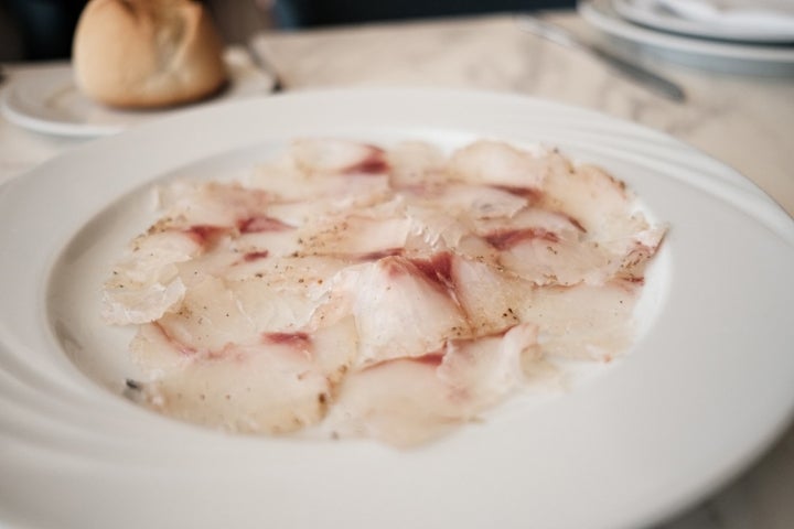 Plato de lubina marinada del chef Nelson Pérez.