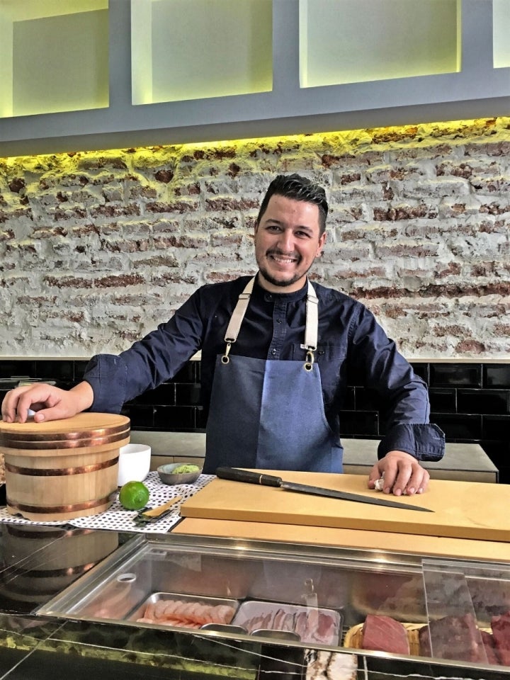 Mario Payán preparado para el servicio en su barra de Kappo./ Foto: Juan Seoane.