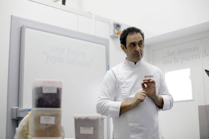 Heladería 'dellaSera': Fernando Sáenz frente a la cámara helada