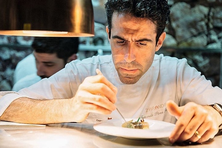 En su cocina de 'Zaranda', el chef monta platos imaginativos y llenos de sabor local.