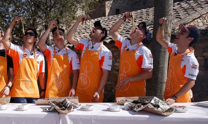 Los cinco pilotos de Repsol Honda Team disfrutando de la 'calçotada' en la masía 'Les Comes' (Suria).