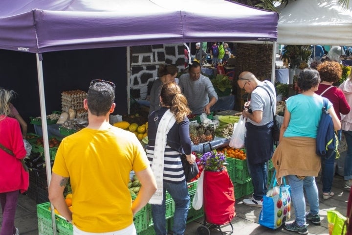 Huevos y frutas conviven en el mismo puesto.