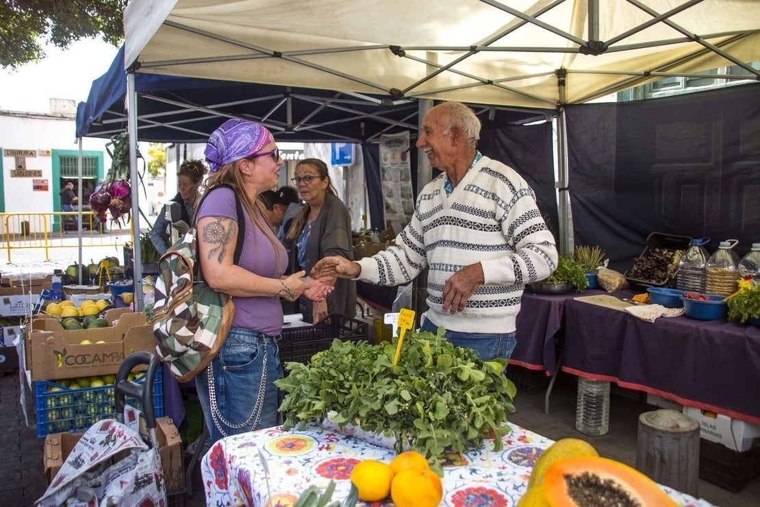 El agricultor Manolo Peláez despacha zumos naturales de fruta exprimida al momento.