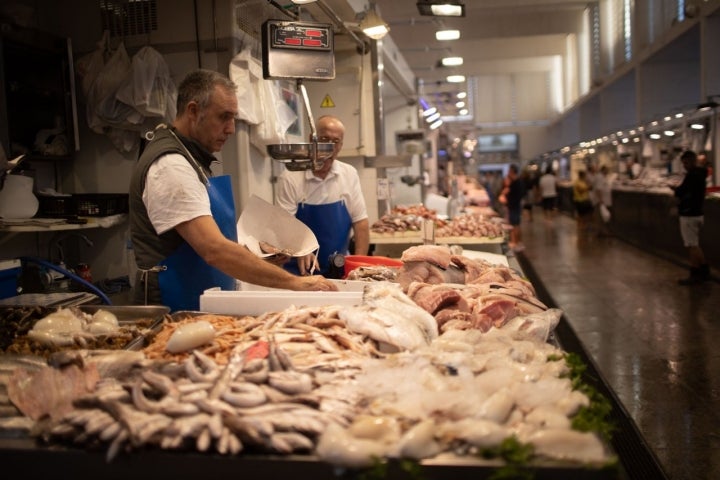 Los puestos de pescado fresco nunca faltan en Cádiz.