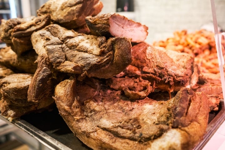 Los chicharrones en el puesto del Mercado Central.