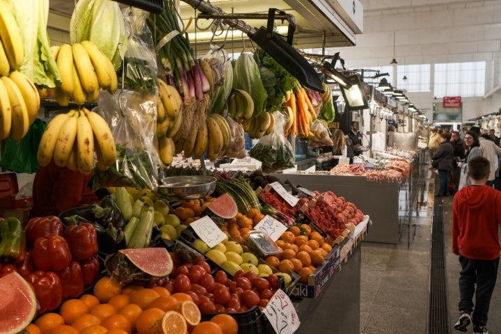 Puesto de verduras en el Mercado de Cádiz.