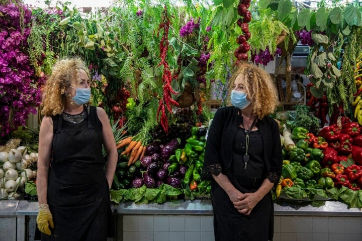 Nuria y Virginia Martínez llevan regentando 30 años su puesto.