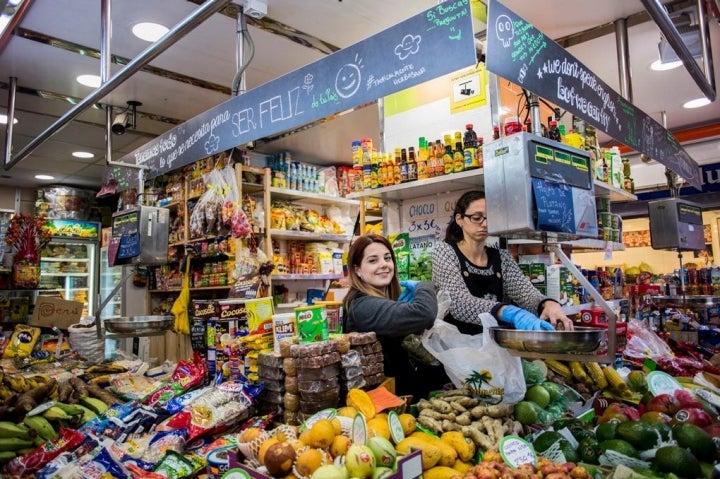 Carmen ha traído al Mercat Central toda América Latina.