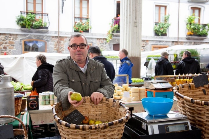 Mercado de Ordizia (Gipuzkoa): las manzanas de José Antonio Aizpuru