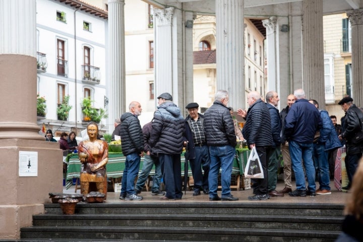 Mercado de Ordizia (Gipuzkoa): escultura de Goizane en la escalinata de la Plaza Mayor