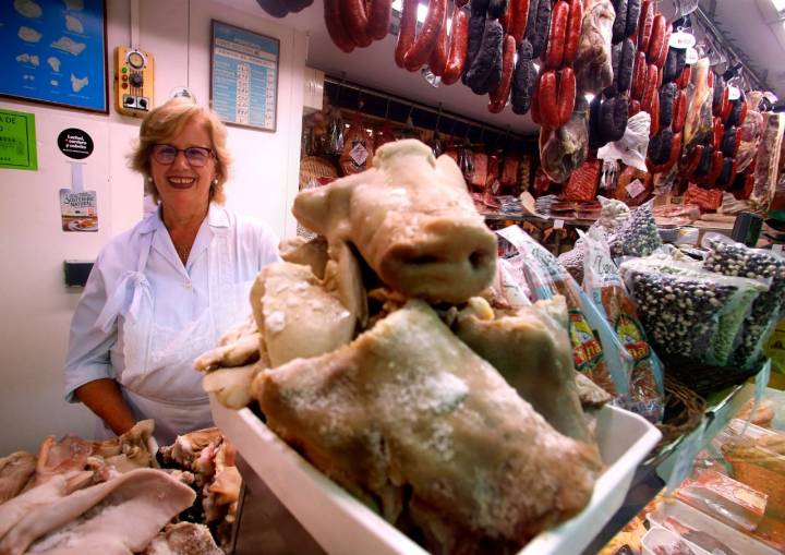 Enedina vende salazones, morro, orejas y rabo de cerdo, además de otros productos de matanza.