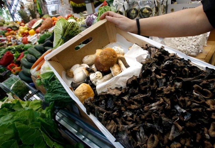 En otoño, las setas no faltarán en este mercado que resiste como un refugio para aprovisionarse con lo mejor que ofrece Asturias por mar y por tierra.