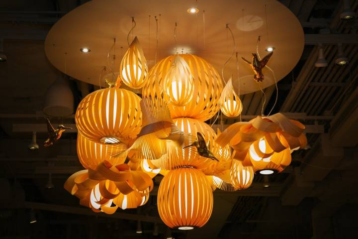 Las lámparas de LZF Lamps coronan la Plaza Mayor del mercado.