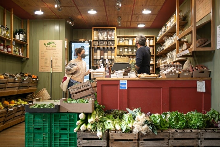 Productos 'gourmet' y populares se mezclan en los mercados de Palma de Mallorca.