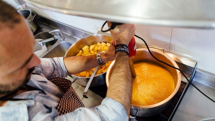 Casi cada día se preparan mermeladas en la cocina de 'Les Eroles'.