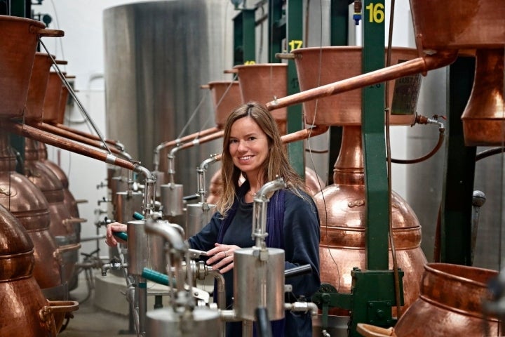 Isabel García entre las alquitaras de su destilería. Foto: Roberto Ranero.