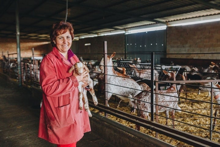 Natalia con una de "sus niñas" en brazos. Foto: Javier Sierra.