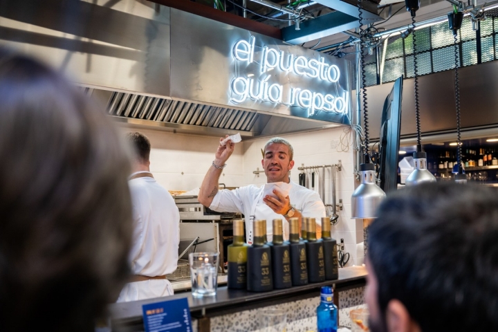 Oswaldo, chef de Los 33, en el Puesto de Guía Repsol. 