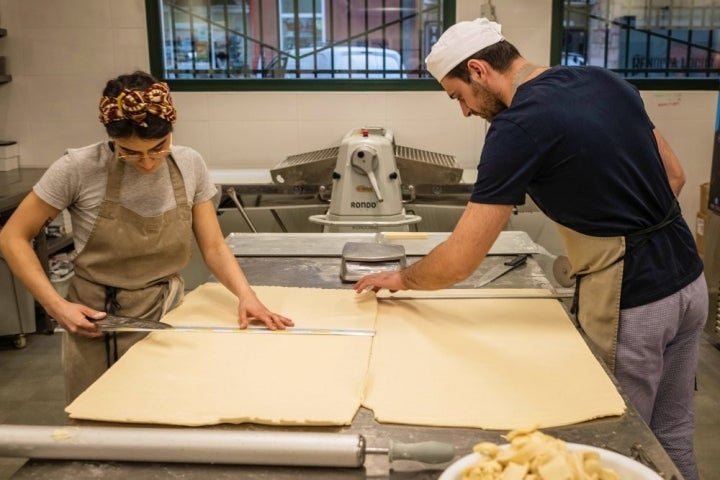 Dos pasteleros preparan cruasanes en Cientotreinta grados