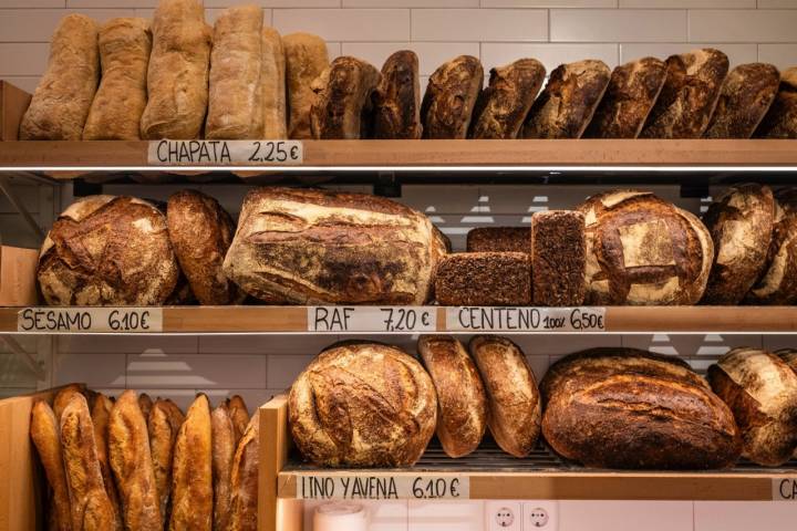 Distintos panes en la tienda de Cientotreinta grados en Madrid (barrio de Prosperidad)