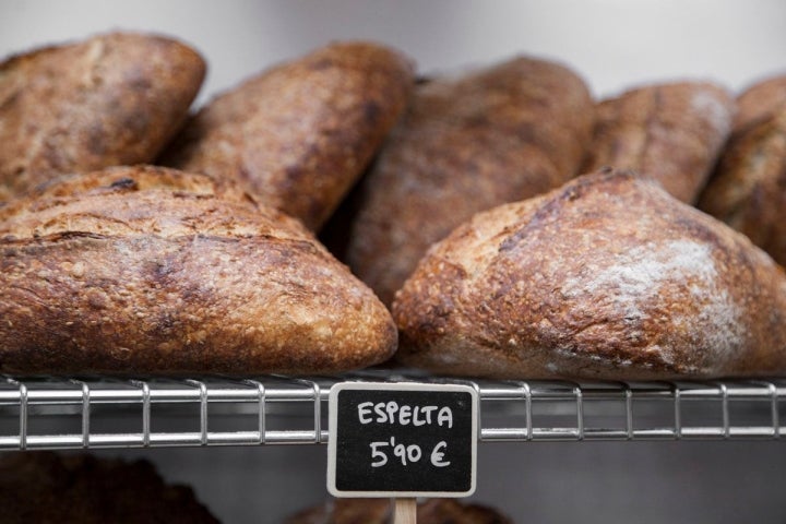 Hogazas de espelta, crujientes por fuera y esponjosas por dentro.