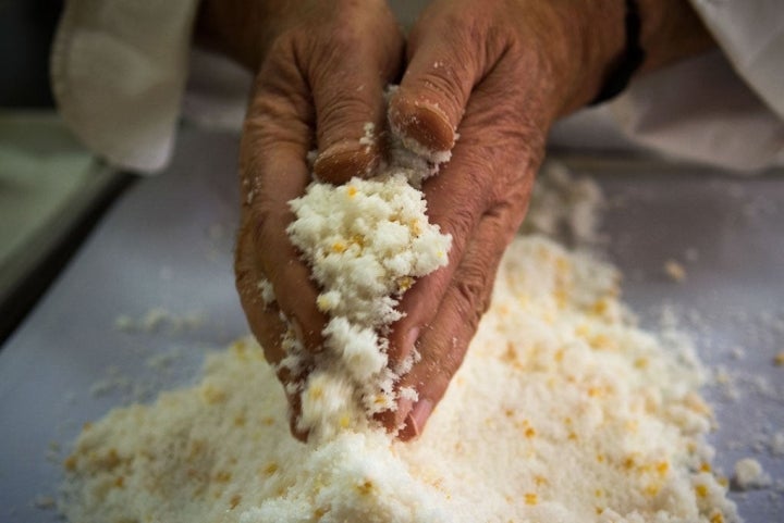 Paco mezcla almendra en polvo y naranja para restregar por el panettone antes de entrar en el horno.