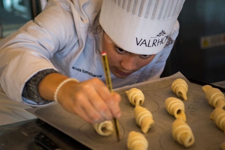 Una alumna trata de emular los crujientes croissants de su profesor.