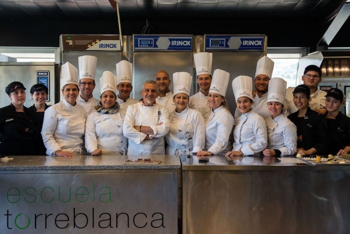 Torreblanca con los alumnos de su escuela llegados de todos los rincones del mundo.